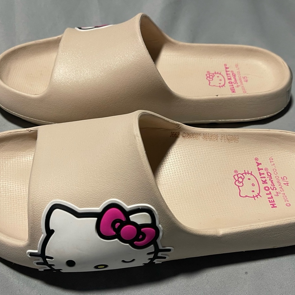 Hello Kitty Cream Slide Sandals with Pink Bow